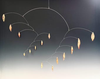 Móvil colgante de pétalos de cerámica de alto fuego y barras de acero inoxidable Decoración moderna para el hogar