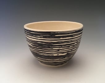 Cuenco lanzado a mano, cerámica, recipiente de cerámica, diseño blanco y negro, plato de sopa de cereales