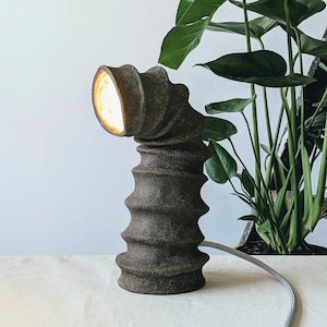 Handmade ceramic light with fabric braided cable Contemporary Design Sculptural Black vulcan clay Desk lamp imagem 1