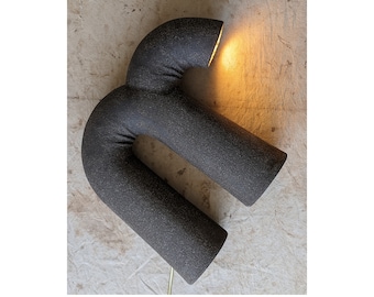 Lámpara de cerámica escultórica / Hecha a mano / Diseño contemporáneo / Arcilla texturizada negra / Lámpara de escritorio / Arte / Decoración del hogar / Colección limitada