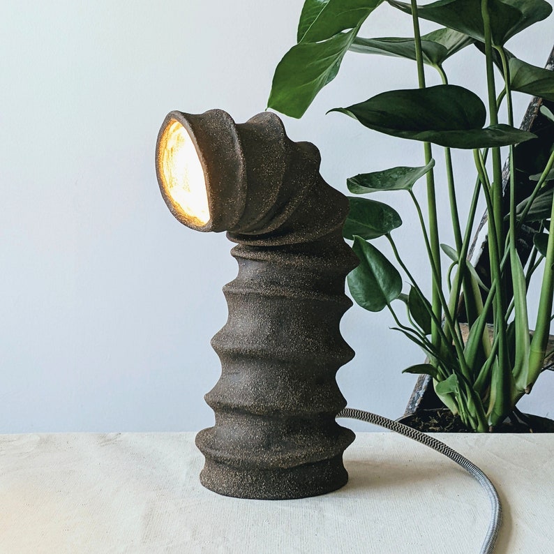 Handmade ceramic light with fabric braided cable Contemporary Design Sculptural Black vulcan clay Desk lamp imagem 1