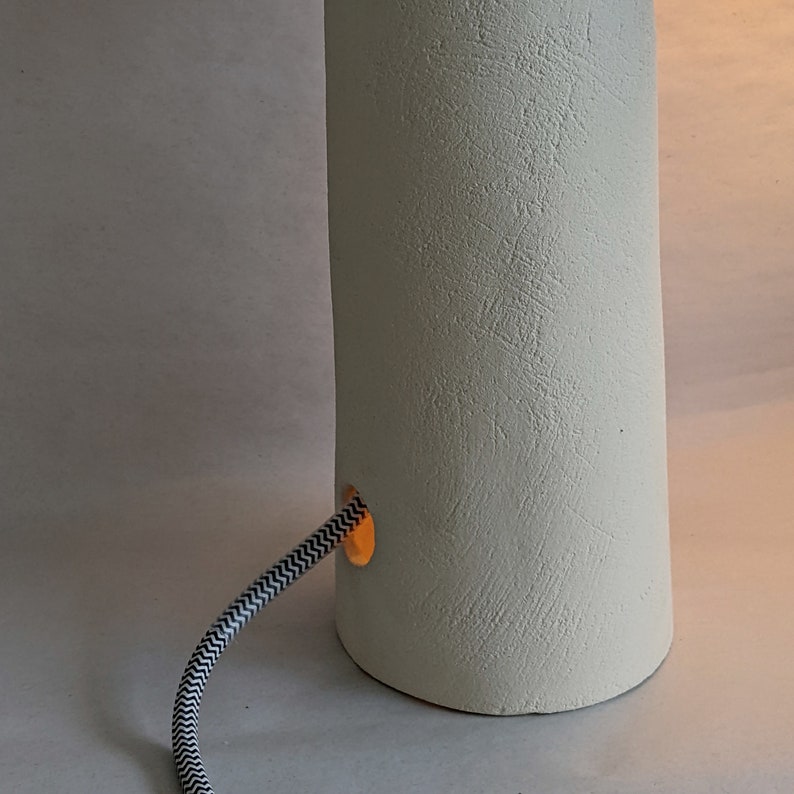 Lámpara de cerámica hecha a mano con cable trenzado de tela / Diseño Contemporáneo / Arcilla blanca texturizada / Escultural / Decoración / Sobremesa imagen 2