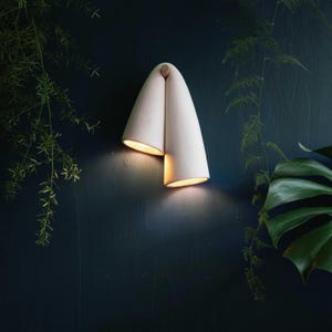 Aplique de cerámica hecho a mano / Aplique / Diseño contemporáneo / Arcilla blanca plegada / Iluminación / Escultura / Arte de pared / Luminaria