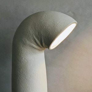 Lámpara de cerámica hecha a mano con cable trenzado de tela / Diseño Contemporáneo / Arcilla blanca texturizada / Escultural / Decoración / Sobremesa imagen 3