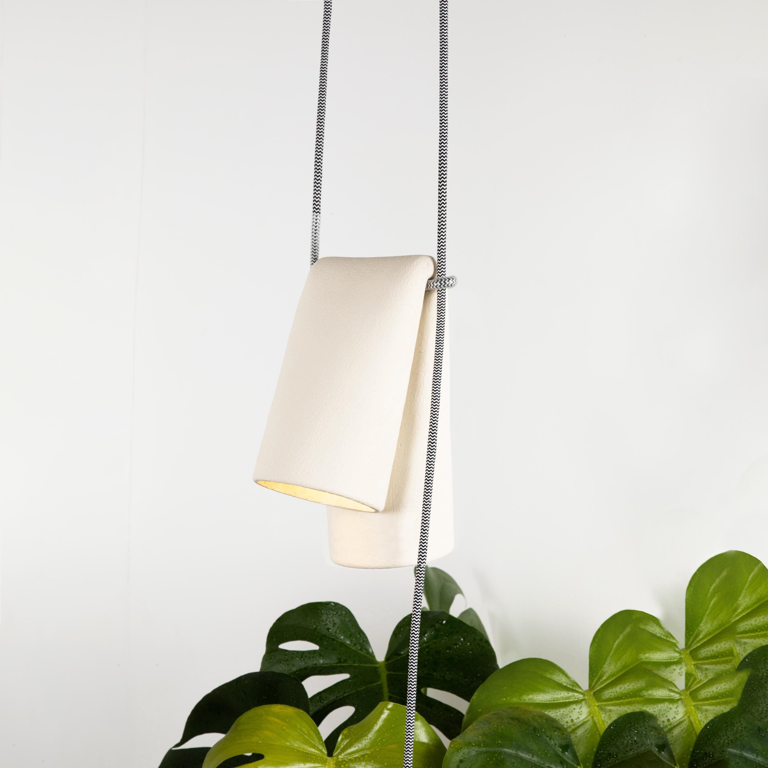 手作り陶器ペンダントライト：編み込みケーブル付き彫刻的な粘土吊り