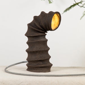 Handmade ceramic light with fabric braided cable Contemporary Design Sculptural Black vulcan clay Desk lamp imagem 6