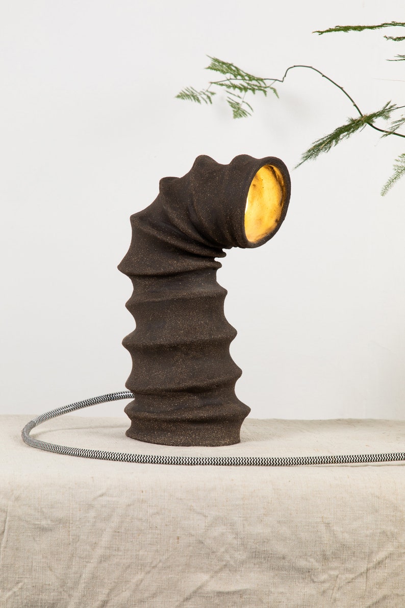 Handmade ceramic light with fabric braided cable Contemporary Design Sculptural Black vulcan clay Desk lamp imagem 6