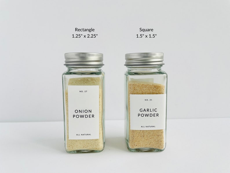 以下が含まれることがあります： 銀色の蓋が付いた2つのガラス製スパイスジャー。1つは長方形（3.18cm x 5.72cm）、もう1つは正方形（3.81cm x 3.81cm）です。長方形のジャーには「ONION POWDER」、正方形のジャーには「GARLIC POWDER」とラベルが貼られています。どちらのラベルにも「ALL NATURAL」と書かれています。