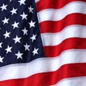 Könnte beinhalten: Die amerikanische Flagge, ein Nationalsymbol, mit einem blauen Teil mit weißen Sternen und roten und weißen Streifen. Die Flagge steht für die Vereinigten Staaten von Amerika.