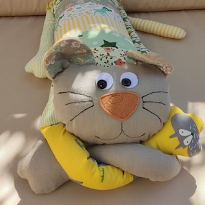 猫。布製の猫枕です。手作りのぬいぐるみ