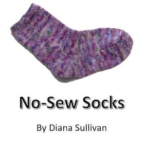 Puede incluir: Un primer plano de un calcetín de punto morado y blanco. El calcetín está hecho con un hilo jaspeado y tiene una textura de punto suelto. El texto "No-Sew Socks" y "By Diana Sullivan" está impreso debajo del calcetín.