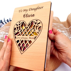 Libro de Madera para Mi Hija + 4 Regalos, Libro Personalizado con 46 Páginas para Rellenarlo Personalmente, Temas y refranes prefabricados, Regalo de Mamá