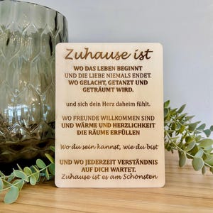 Zuhause Holzschild mit Spruch Rechteck 20cm | Graviertes Holz Deko Geschenk Einzug Familie | Zuhause ist wo gelacht, getanzt, geträumt wird