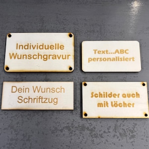 Könnte beinhalten: Vier Holzschilder mit Text in deutscher Sprache. Die Schilder sind hellbraun und haben abgerundete Ecken. Der Text auf den Schildern lautet: "Individuelle Wunschgravur", "Text...ABC personalisiert", "Dein Wunsch Schriftzug" und "Schilder auch mit Löcher".