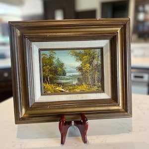 Paisaje otoñal vintage con lago entre los árboles. Óleo sobre lienzo. Firmado por el artista.