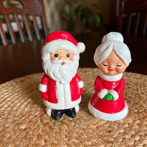 Mr & Mrs SANTA Claus Vintage Salt and Pepper Shakers. Made in Korea