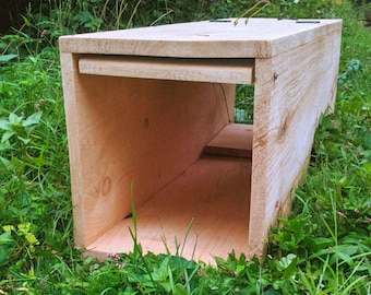 Trampa de madera humanitaria: Diseño sensible y fácil de instalar (30 x 35 cm)