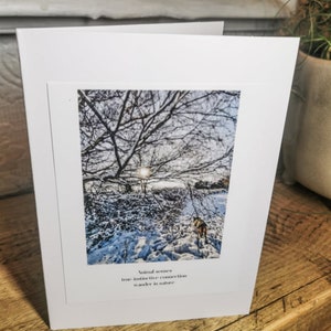 La carte de vœux d’hiver faite à la main et l’enveloppe vierge à l’intérieur avec photo et poème haïku peuvent être encadrées pour un cadeau inhabituel et unique pour les amoureux de la nature