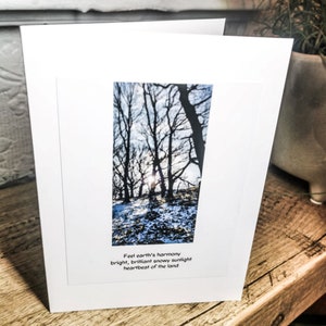 La carte de vœux d’hiver faite à la main et l’enveloppe vierge à l’intérieur avec photo et poème haïku peuvent être encadrées pour un cadeau inhabituel et unique pour les amoureux de la nature