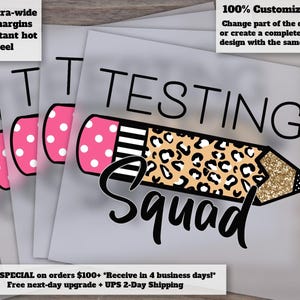 Op de afbeelding: Een stapel grijze vellen met een potloodontwerp met de tekst "TESTING Squad". Het potlood heeft een roze gum met witte stippen, een zwart-wit gestreept gedeelte en een luipaardprint. De potloodpunt is goudglitter.