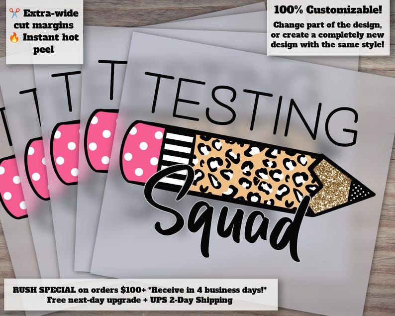 Op de afbeelding: Een stapel grijze vellen met een potloodontwerp met de tekst "TESTING Squad". Het potlood heeft een roze gum met witte stippen, een zwart-wit gestreept gedeelte en een luipaardprint. De potloodpunt is goudglitter.
