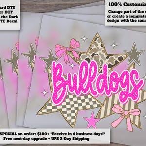 Può includere: Un design per decalcomania DTF con la parola Bulldogs in rosa acceso a pois bianchi, sovrapposta a tre grandi stelle con motivi leopardati, a scacchi e a righe, arricchita da fiocchi rosa e piccole stelle su sfondo grigio.