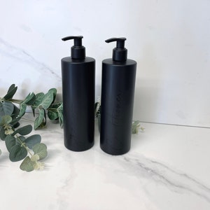 Personalisierte schwarz matt 500ml Plastikflasche mit Auswahl an Pump / wiederverwendbar, nachfüllbar / Badezimmer / Shampoo, Conditioner, Toilettenartikel usw