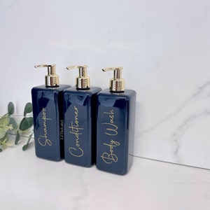 Personalisierte Navy Square 500ml Plastikflasche mit Auswahl an Pump / Wiederverwendbar, nachfüllbar / Badezimmer / Shampoo, Conditioner, Toilettenartikel etc