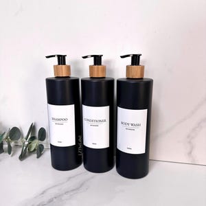 Gepersonaliseerde white label zwarte matte buisvormige plastic fles van 500 ml met pomp / navulbaar / badkamer / shampoo, body wash, lotion enz