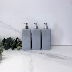Personalisierte graue quadratische 500ml Plastikflasche mit Pumpe / wiederverwendbar, nachfüllbar / Badezimmer / Shampoo, Conditioner, Körperwäsche usw