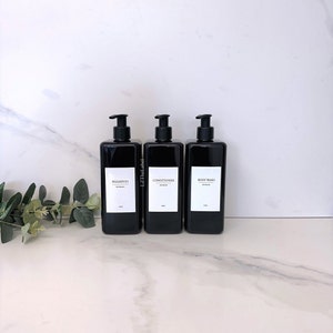 Gepersonaliseerde whitelabel zwarte vierkante plastic fles van 500 ml met pompje // herbruikbaar, navulbaar / badkamer / shampoo, conditioner, body wash