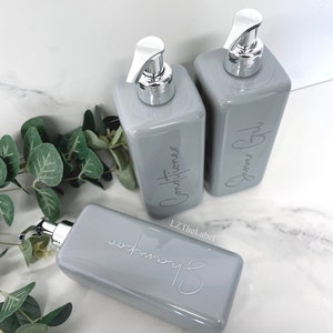 Personalisierte graue quadratische 500ml Plastikflasche mit Pumpe / wiederverwendbar, nachfüllbar / Badezimmer / Shampoo, Conditioner, Körperwäsche usw