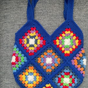 Farbenfrohe Tragetasche.  Geringes Gewicht. Auffällige Farbe. Fertig gemacht. Funky Tasche. Oma Tasche. Tasche. Niedlich. Kleine Hundetrage