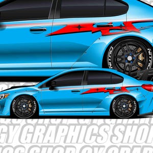 Puede incluir: Un coche azul con rayas de carreras rojas y blancas y ruedas negras. El coche tiene un alerón negro y una falda lateral negra. El coche es un Subaru WRX STI.