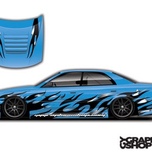Puede incluir: Un coche azul claro con calcomanías de llamas negras y plateadas. El coche tiene llantas negras y un capó a juego con detalles de llamas. El texto "graphicsushop.com" es visible en el lateral del coche.
