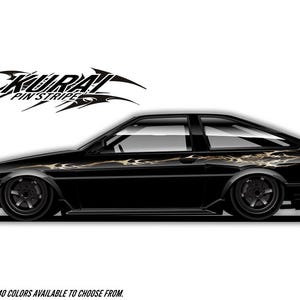 Puede incluir: Coche deportivo negro con diseño de raya fina personalizado. El coche tiene un perfil bajo y llantas personalizadas. El texto "KURAI PIN STRIPE" está encima del coche. El texto "MORE THAN 40 COLORS AVAILABLE TO CHOOSE FROM" está debajo.