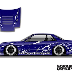 Puede incluir: Un coche deportivo azul con gráficos de llamas plateadas y llantas negras. El coche tiene un gráfico de capó a juego. La dirección del sitio web www.graphicsushop.com está impresa en el lateral del coche.