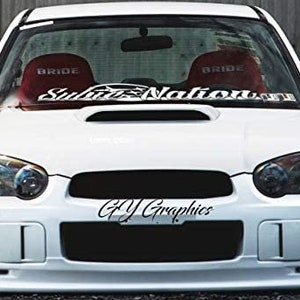 Puede incluir: Subaru Impreza blanco con una pancarta de parabrisas "Street Nation" en blanco y negro y una pegatina de parachoques "GYJ Graphics" negra.