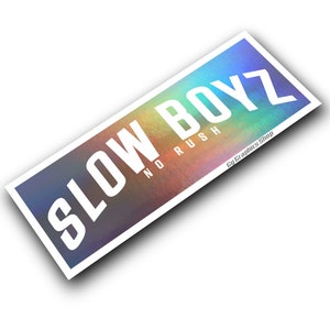 Puede incluir: Una pegatina con un fondo holográfico arcoíris y texto blanco que dice "SLOW BOYZ NO RUSH" y "Gy Graphics Shop" en la esquina inferior derecha.