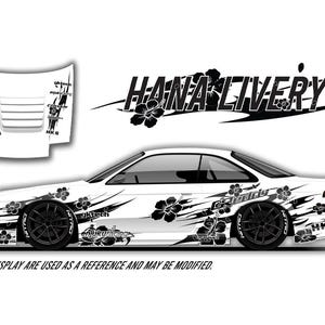 Puede incluir: Coche deportivo blanco con gráficos florales negros y el texto "HANA LIVERY". El coche tiene ruedas negras y varios logotipos. El capó tiene una ventilación y gráficos adicionales.