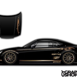 Puede incluir: Coche deportivo negro con detalles dorados y gráficos personalizados. El coche presenta un gráfico en el capó y calcomanías laterales con el texto "DRIFT HQ" y "gktech". Las ruedas son de color bronce.