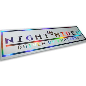 Puede incluir: Una pegatina rectangular blanca con un borde negro y texto arcoíris iridiscente. El texto dice "NIGHTRIDER DRIVEN BY EMOTIONS".