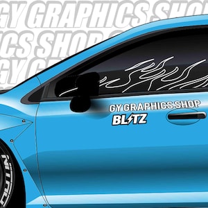 Puede incluir: Un coche azul con una ventana negra y un gráfico blanco que dice "GY GRAPHICSSHOP BLITZ" en el lateral.