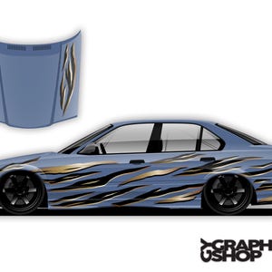 Puede incluir: Un coche azul claro con llantas negras y un diseño de llamas dorado y negro personalizado. El capó del coche también es azul claro con un diseño de llamas a juego. La imagen incluye el texto "GRAPHICS USHOP".