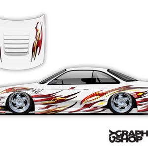 Op de afbeelding: Witte sportwagen met rode en gele vlamstickers. De auto heeft aangepaste wielen en een motorkap met bijpassende vlammenafbeeldingen. De afbeelding bevat een afzonderlijke weergave van de motorkap.