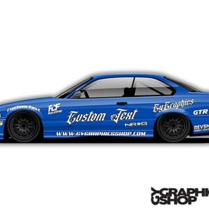 Puede incluir: Un coche deportivo azul con ruedas negras y gráficos de texto personalizados. El coche tiene varios logotipos de patrocinadores y el texto "Custom Text" en una fuente estilizada. También se ve el sitio web www.gygraphicsshop.com.