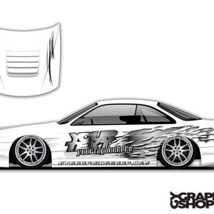 Op de afbeelding: Witte sportwagen met aangepaste graphics, inclusief de tekst "YOUR RIGHT HERE" en een gestileerd ontwerp. De auto heeft zwart-zilveren velgen en een bijpassende motorkap graphic.