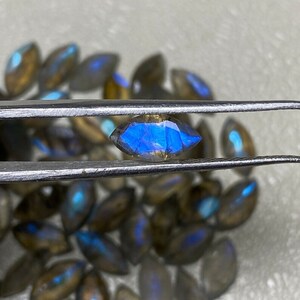 Labradorita de fuego azul natural en forma de marquesa, calibrada, con corte facetado, disponible en tamaños de 3 x 6 mm, 4 x 8 mm, 5 x 10, 6 x 12, 7 x 14,8 x 16 mm.