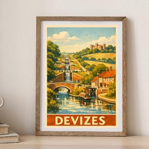 Puede incluir: Un póster de viaje vintage enmarcado que presenta una vista panorámica de Devizes, con un canal, puentes y un castillo distante. El póster tiene una paleta de colores cálidos con la palabra "Devizes" en negrita en la parte inferior.