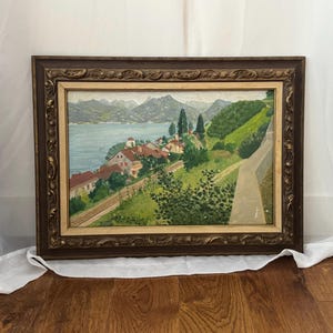 Vintage midcentury Frans stadje aan het meer, olieverf op karton ingelijst schilderij